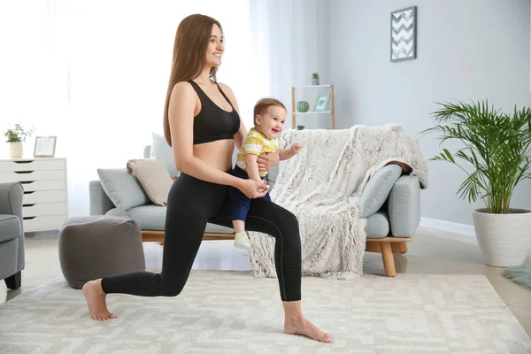 Madre entrenamiento con lindo bebé en casa —  Fotos de Stock