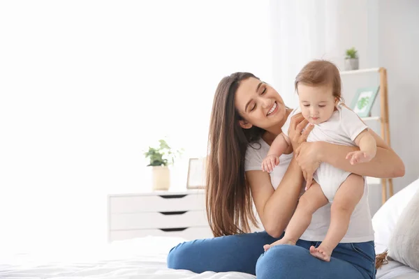 Mutlu anne ve evde küçük şirin bir bebek. — Stok fotoğraf