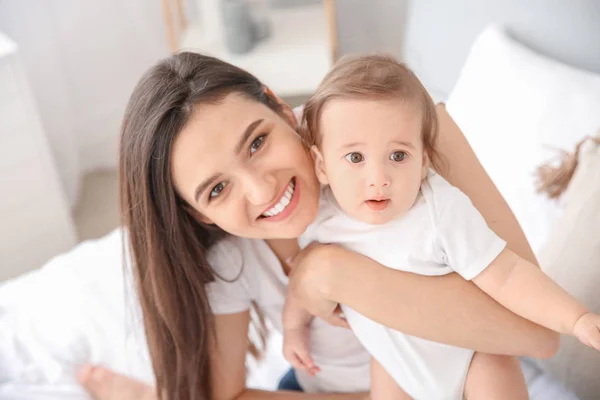 Feliz madre con lindo bebé en casa —  Fotos de Stock