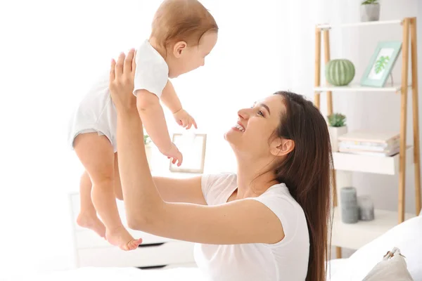 Mutlu anne ve evde küçük şirin bir bebek. — Stok fotoğraf