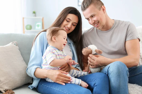 Evde sevimli küçük bebek ile mutlu ebeveynler — Stok fotoğraf