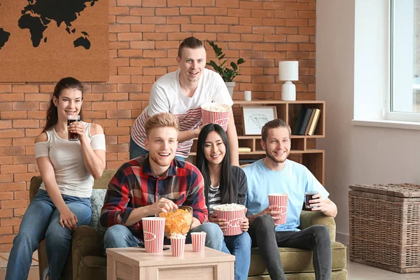 Friends watching TV at home — Stock Photo, Image