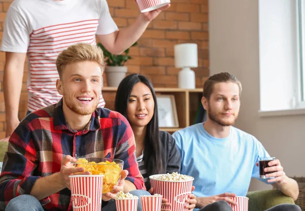 Amis regarder la télévision à la maison — Photo