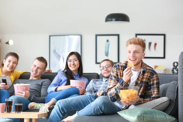 Přátelé doma koukají na televizi — Stock fotografie