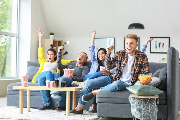 Amigos viendo deportes en la televisión en casa — Foto de Stock