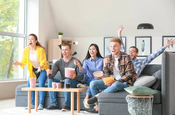 Amigos viendo deportes en la televisión en casa — Foto de Stock