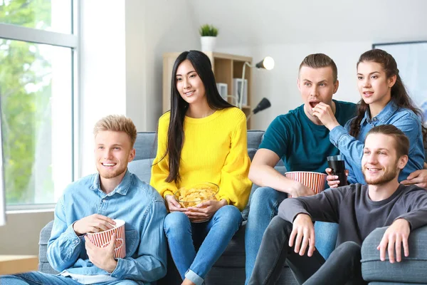 Amigos viendo televisión en casa — Foto de Stock