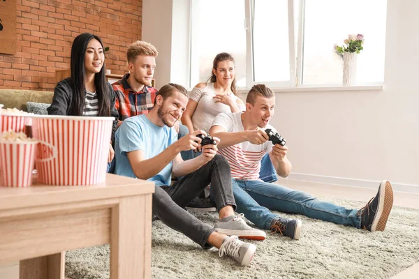 Друзі грають у відеогру вдома — стокове фото