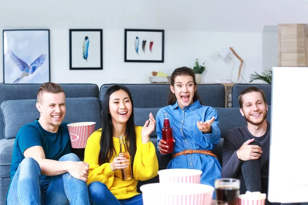 Vrienden kijken comedy op TV thuis — Stockfoto