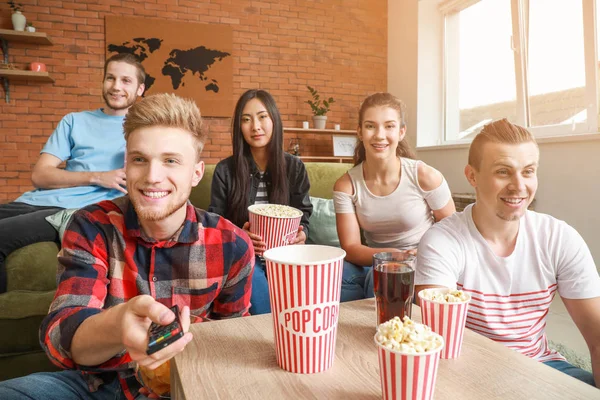 Friends watching TV at home — Stock Photo, Image