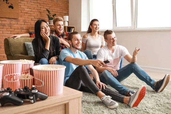 Amigos viendo televisión en casa — Foto de Stock
