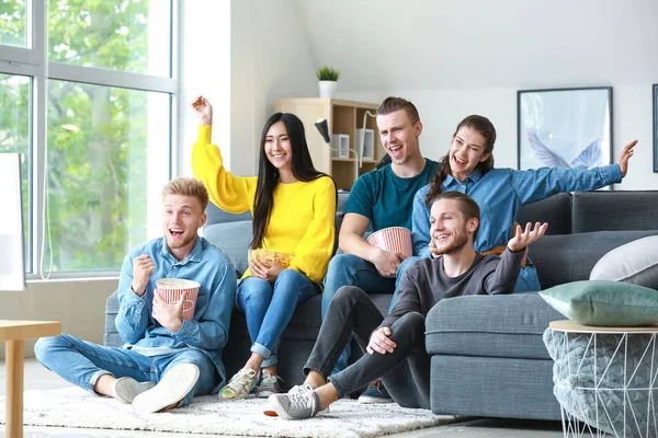 Amigos viendo deportes en la televisión en casa — Foto de Stock