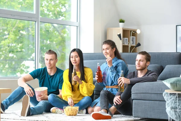 친구들 이 집에서 TV 를 시청하다 — 스톡 사진
