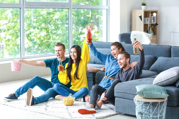 Vrienden kijken naar sport op TV thuis — Stockfoto