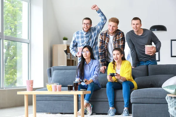 Amigos jugando videojuegos en casa — Foto de Stock