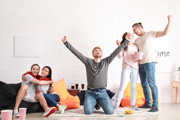 Friends watching sports on TV at home — Stock Photo, Image
