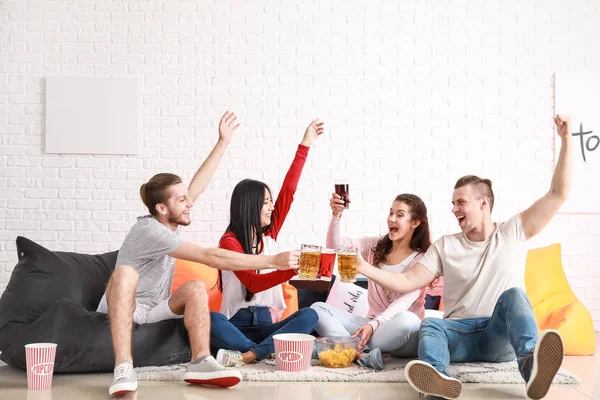 Φίλοι που πίνουν μπύρα ενώ παρακολουθούν αθλήματα στην τηλεόραση στο σπίτι — Φωτογραφία Αρχείου
