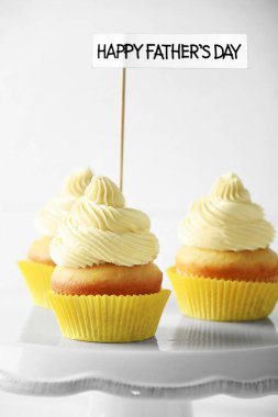 Beyaz arka planda babalar günü için lezzetli Cupcakes ile stand