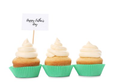 Beyaz arka planda baba günü için lezzetli cupcakes