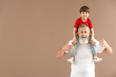 Renkli arka plan üzerinde Büyükbaba ile komik küçük çocuk