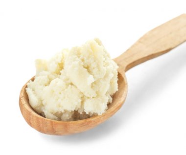 Beyaz arka planda Shea tereyağlı kaşık