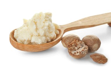 Beyaz arka planda Shea tereyağlı kaşık