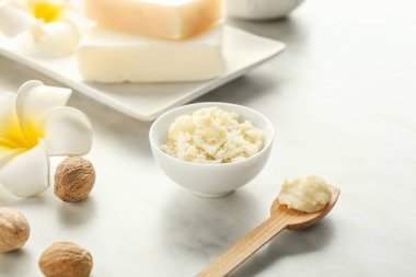 Hafif masada Shea tereyağı ile kase