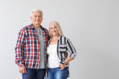 Işık arka planda mutlu olgun çift portre