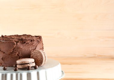 Ahşap arka planda lezzetli çikolatalı kek ile stand