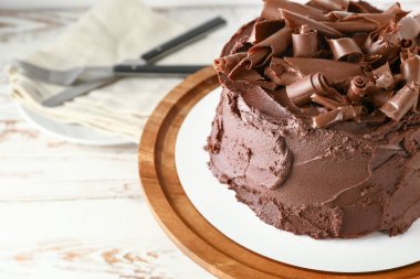 Lezzetli çikolatalı pasta masada.