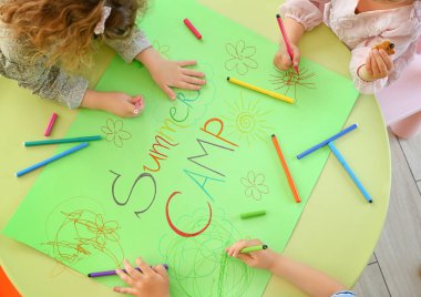 Yaz kampında sanat dersi sırasında küçük çocuklar