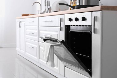 Mutfakta modern açık fırın