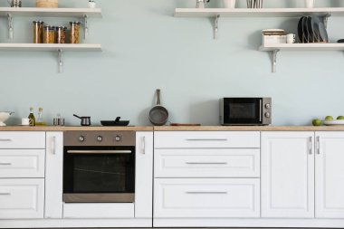 Modern fırınlı mutfağın içi.