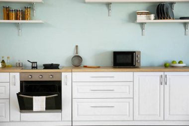 Modern fırınlı mutfağın içi.