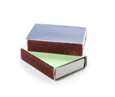 Beyaz arkaplanda kibrit kutuları