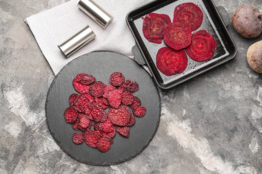 Masada lezzetli pancar yongaları ile kompozisyon