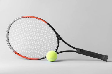 Tenis raket ve top gri arka plan üzerinde