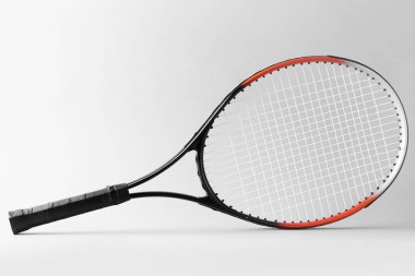 Tenis raketi gri arka plan üzerinde