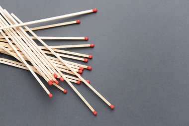 Birçok şömine gri arka planda maçlar