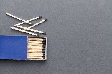 Gri arka planda eşleşmeler içeren kutu