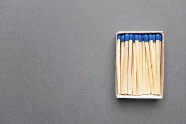 Gri arka planda eşleşmeler içeren kutu