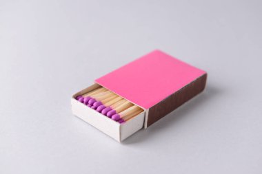 Işık arka planda maçlar ile kutu