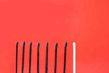 Renkli arka planda yanmış olanlar arasında bir yanmış maç. Benzersizlik kavramı