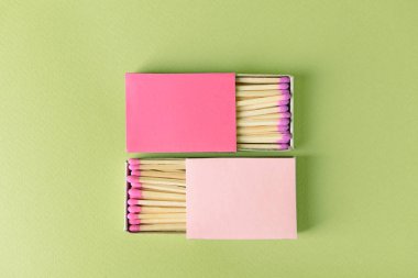 Renk arkaplanında kibrit kutuları