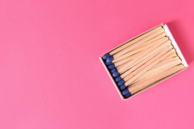 Renk arkaplanında kibrit kutusu