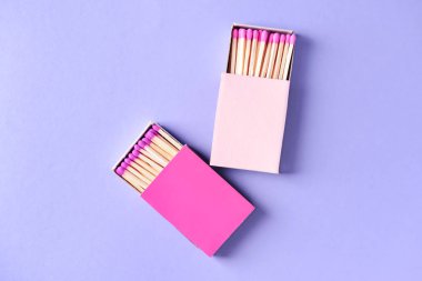 Renk arkaplanında kibrit kutuları