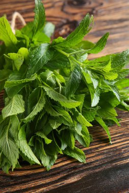 Ahşap arka planda taze nane demet, çekim