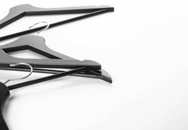 Beyaz arka planda elbise askıları