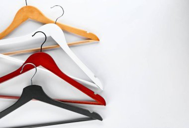 Beyaz arka planda elbise askıları