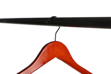 Beyaz arka planda elbise askısı ile raf, çekim